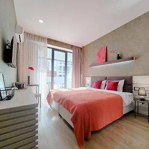 https://round-garden.alltbilisihotels.com